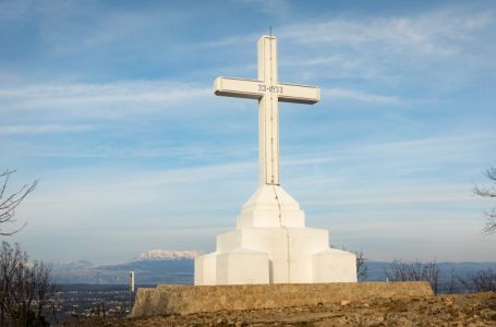 87 GADI KOPŠ KRUSTA IESVĒTĪŠANAS KRIŽEVACA KALNĀ