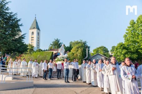 DIEVMĀTES PARĀDĪŠANĀS 40. GADADIENAS SVINĪBAS: GĀJIENS NO PODBRDO KALNA UZ SV. JĒKABA BAZNĪCU