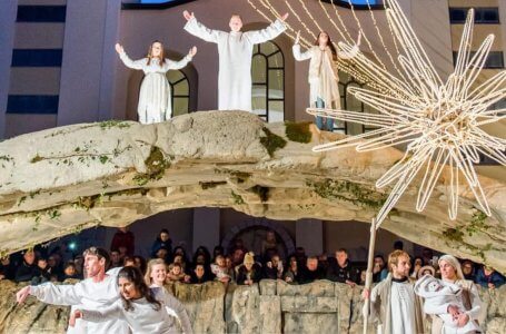 JĒZUS, MIERA PRINCIS, JUMS DĀVĀ SAVU MIERU