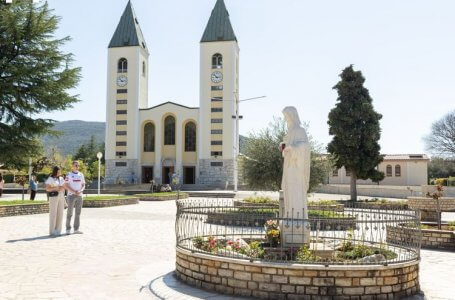 ARĪ MEDŽUGORJE RĪT KOPĀ AR PĀVESTU LEONU XIV LŪGŠANU VAKARĀ PAR MIERU