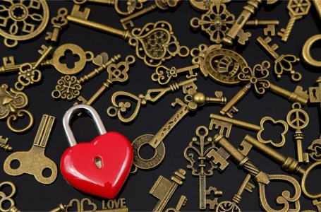 KAS VALDA MŪSU SIRDĪS